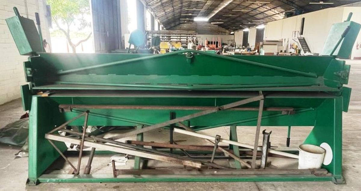 Viradeira  / Dobradeira De Chapas - Máquina De Dobra (Usado) 6m - estado de NOVA
