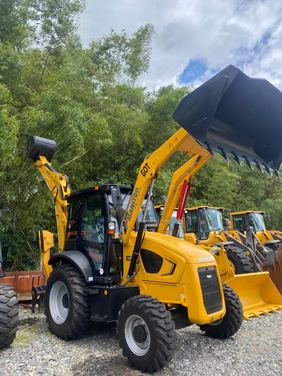 RETROESCAVADEIRA - MBL-X-900 MANITOU