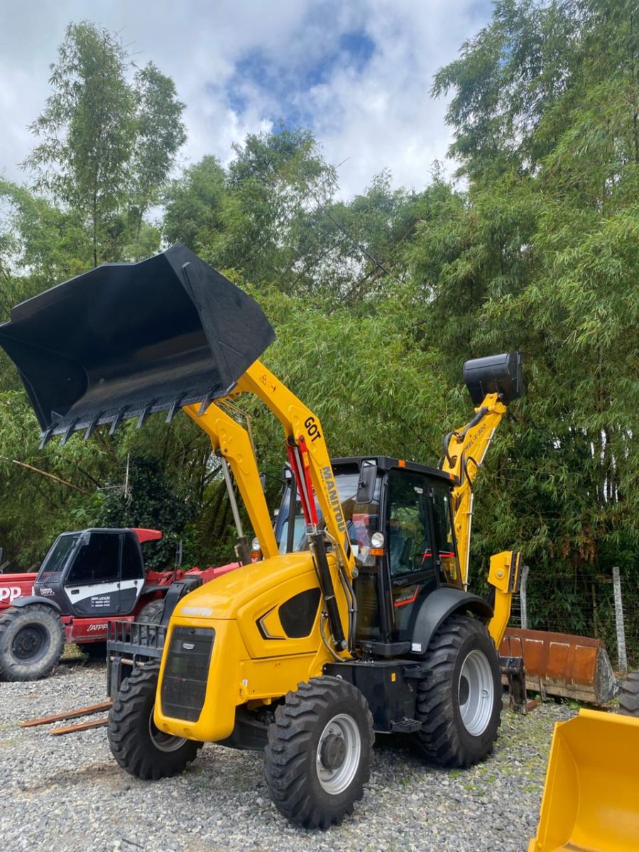 RETROESCAVADEIRA - MBL-X-900 MANITOU