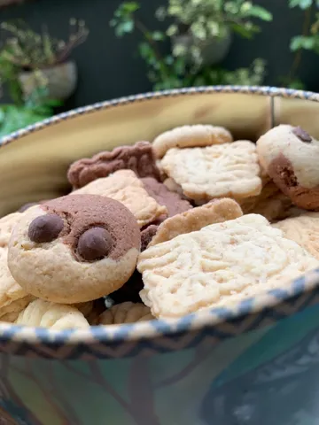 Lata de biscoito de castanha e cacau