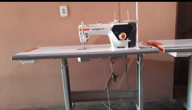 2 Máquinas de costura industrial overloque/reta 
