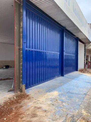 Estou vendendo 2 portões tamanho de cada um: Largura: 5.35m altura: 4.35