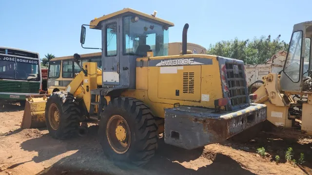 A b maquinas e tratores vende pa carregadeira xcmg LW 300 ano 2011