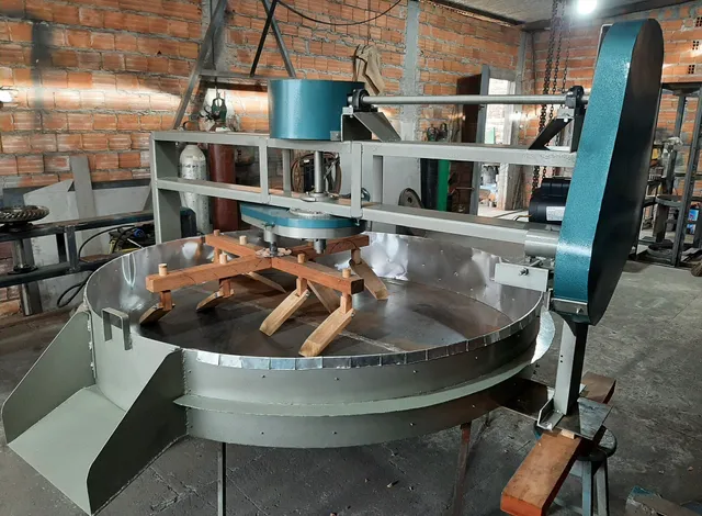 Forno mecanizado para torrar farinha