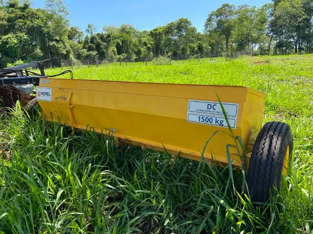 Calcareadeira Mepel tipo cocho 1500 Kg