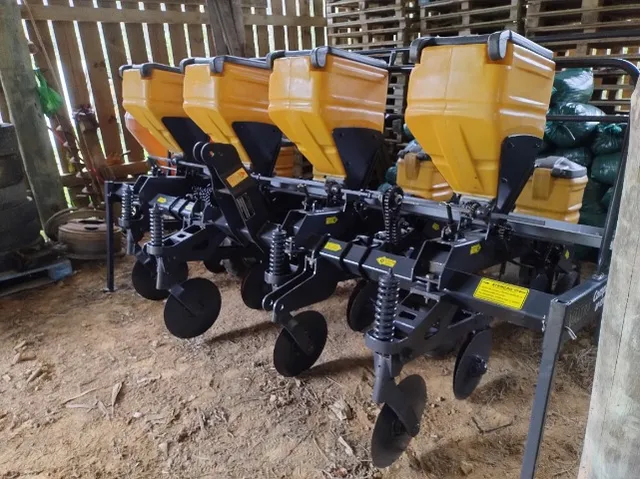 Plantadeira Valtra 4 linhas 