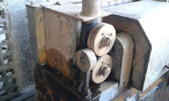 Máquina para desempenar e cortar vergalhão