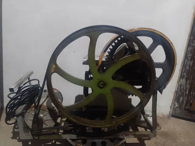 Vendo este engenho de moer cana . Perfeito com motor.