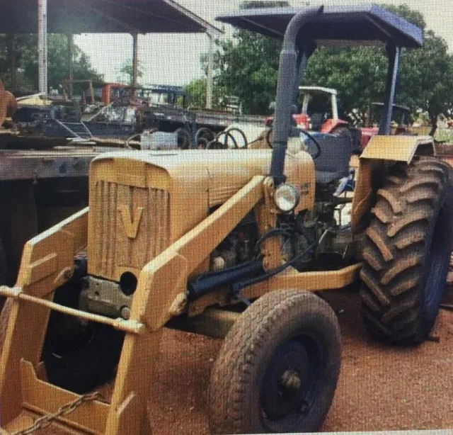 Trator Valmet 85 com lâmina 