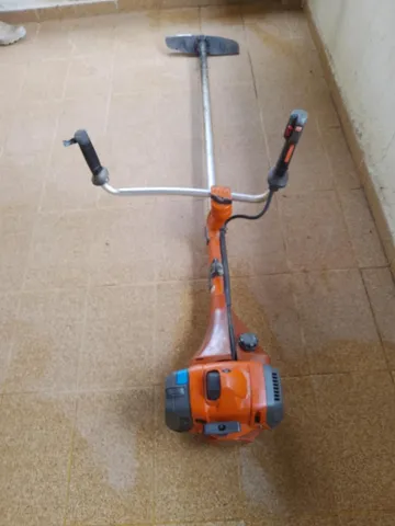 Vende-se uma roçadeira husqvarna 345FR