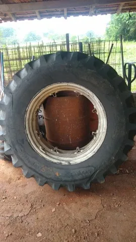 Rodas com pneu trator valmet 