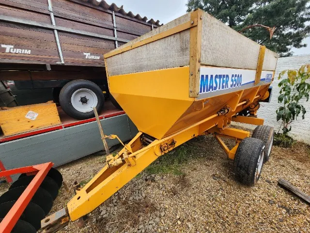 Distribuidor de Calcário e Adubo / Calcareadeira Piccin Master 5500, Ano 2015.