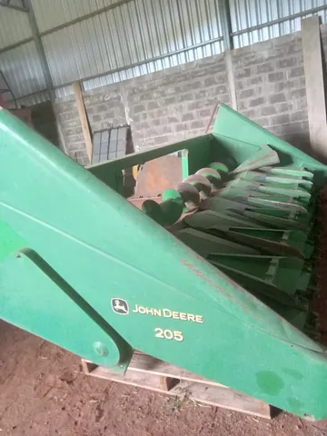 Boca de milho John Deere 205.