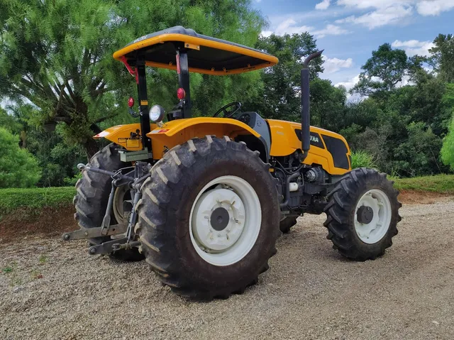 Vende se trator Valtra 