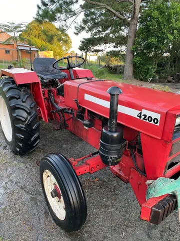 Trator Agrale 4200 com implementos 