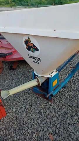 Distribuidor de Adubo e Sementes JAN Lancer 600 Semi Novo