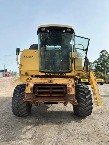 Colheitadeira NH TC57 Sojeira ano 1997 com plataforma de 19 pés flexível.