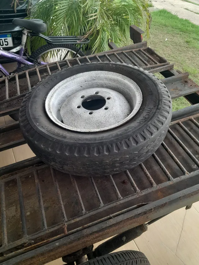 Vendo Peneu e roda de trator