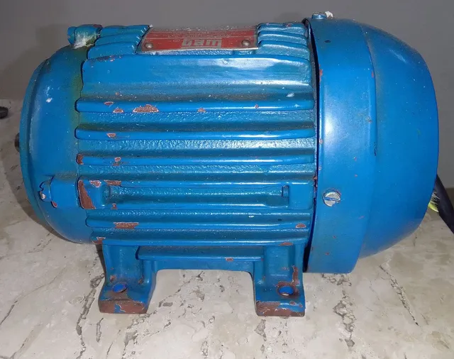 Motor trifásico WEG.