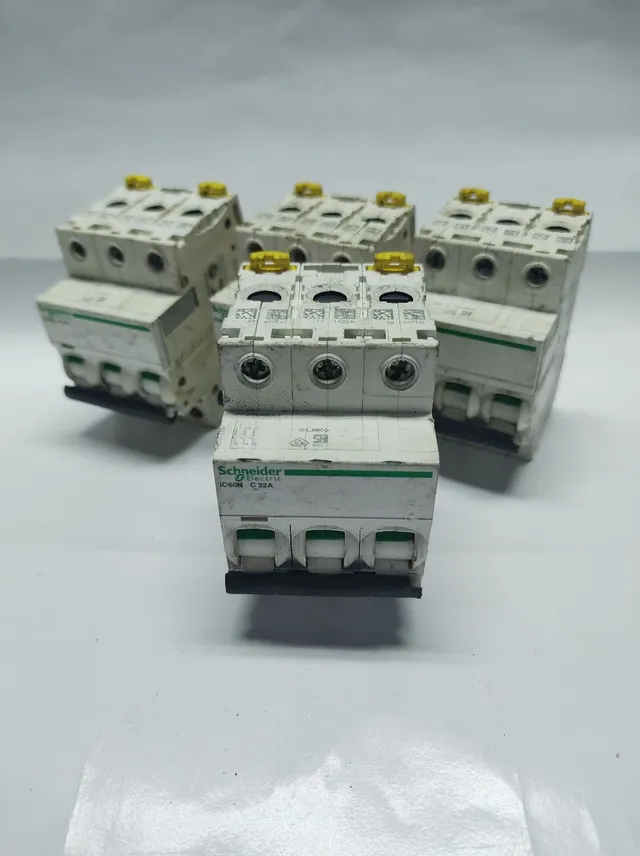 Mini Disjuntor Tripolar 32A SCHNEIDER 