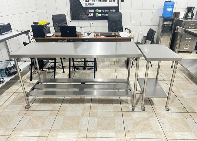 Bancadas de serviço sob medida em aço inox.