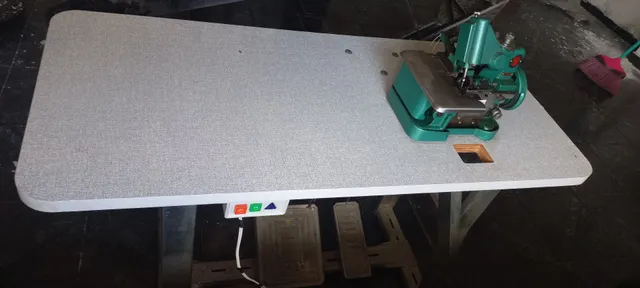 Overloque Semi Industrial Com Mesa e Motor Grande<br>