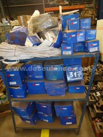 Prateleira metálica c/ 80 cxs de gaxetas M/ Teadit 