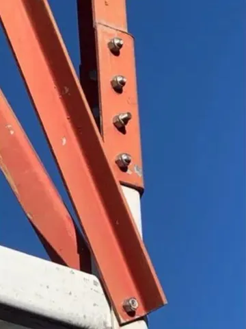 Torre autoportante de cantoneira aço galvanizado.
