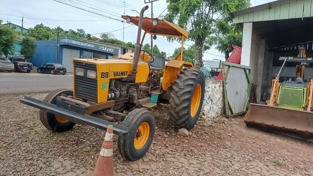 Trator Valmet 88 acompanha pneus finos 