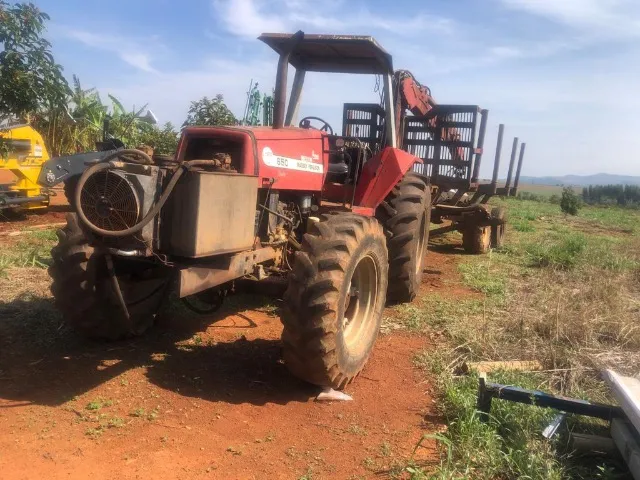 Trator com auto-carregável Massey Ferguson 650