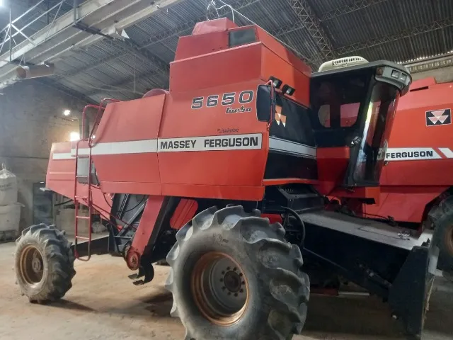 Colheitadeira MF 5650 ano 2009 com plataforma de 16 pés rígida.
