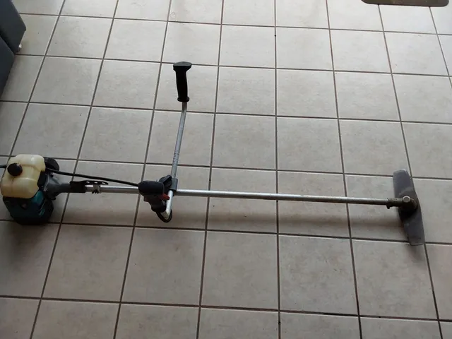 Roçadeira makita