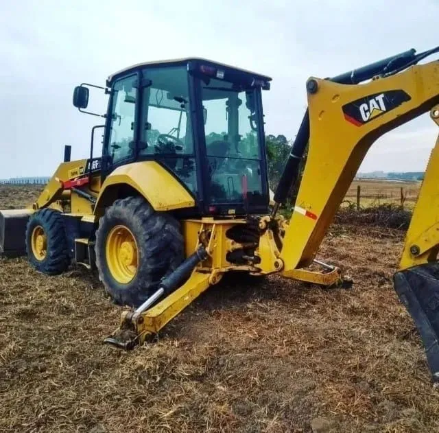<br>Retroescavadeira 416F em excelente estado
