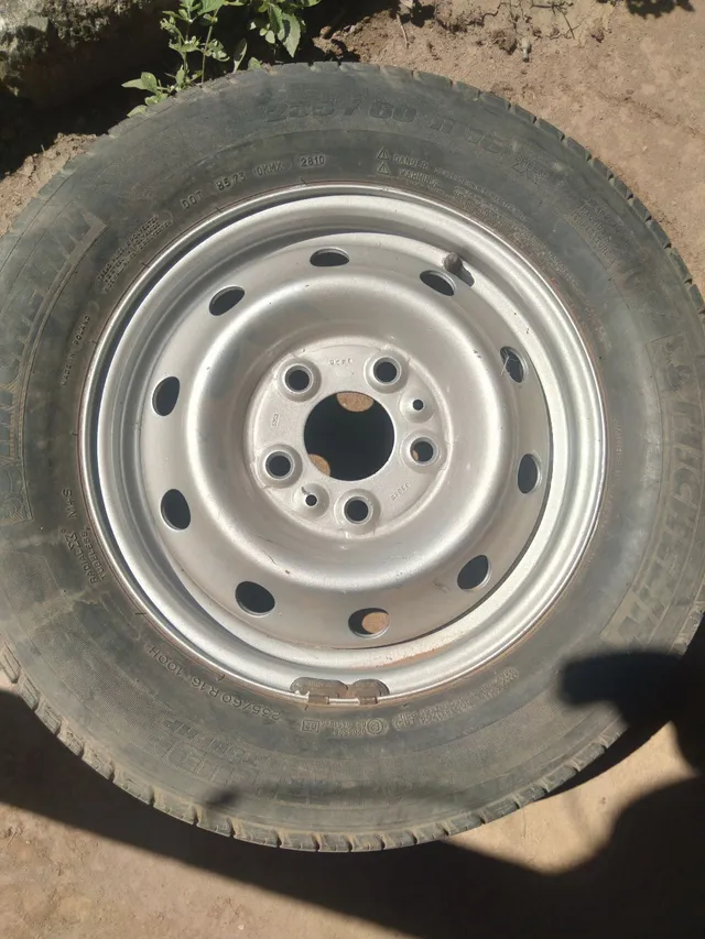 Uma roda com pneu aro 16 de van