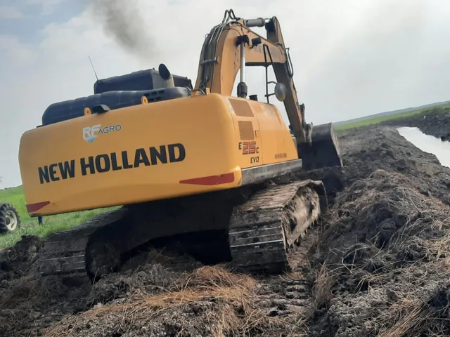 Vende-se Escavadeira Hidráulica E215 2020