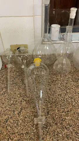 Funil de separação conforme descrição.Temos outras opções de vidraria e equip p lab. 