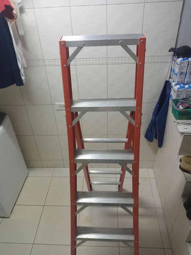 ESCADA TESOURA DE FIBRA