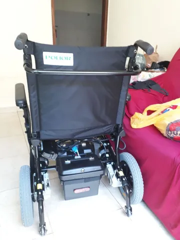 Cadeira de rodas motorizada. 