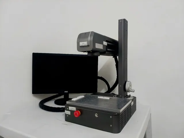 MÁQUINA A LASER