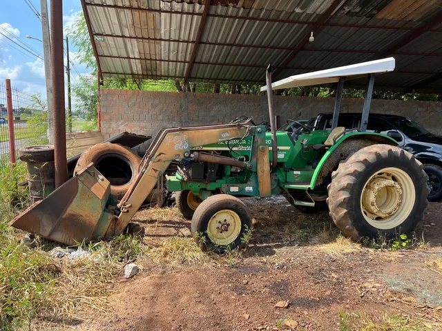 Trator john deere com pá