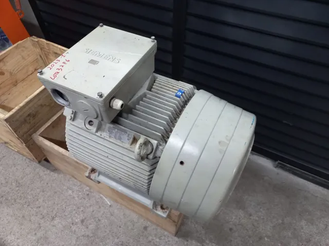 Vendo motor trifásico queimado 60 cv 4 polos 