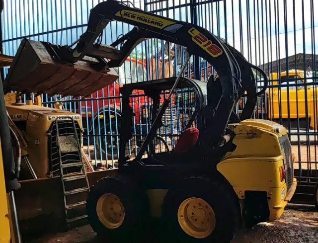 Vendo Bobcat New Holland - Modelo L218 - Ano 2012