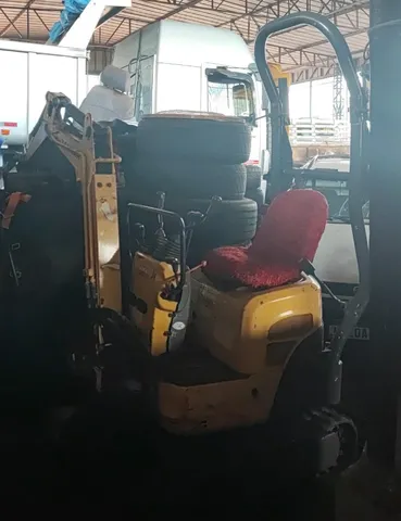 Vendo Mini Escavadeira Yanmar com esteira de borracha - Ano 2016