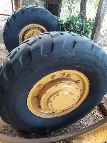 Eixo dianteiro da pá Carregadeira Caterpillar 922 com rodas e pneus