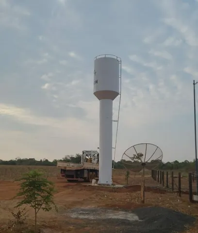 Caixa d'água de metal. Bebedouro para gado 