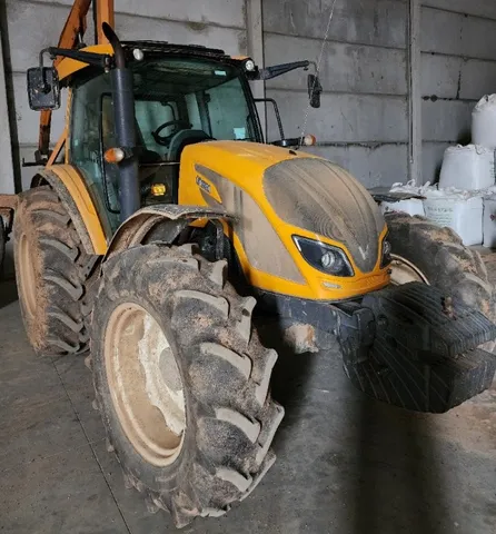 Trator Valtra A124 ano 2018.