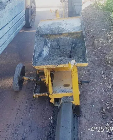 EXTRUSORA DE FABRICAR MEIO FIO 