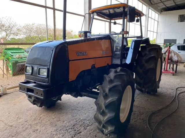 Trator Valtra BM110 ano 2004.