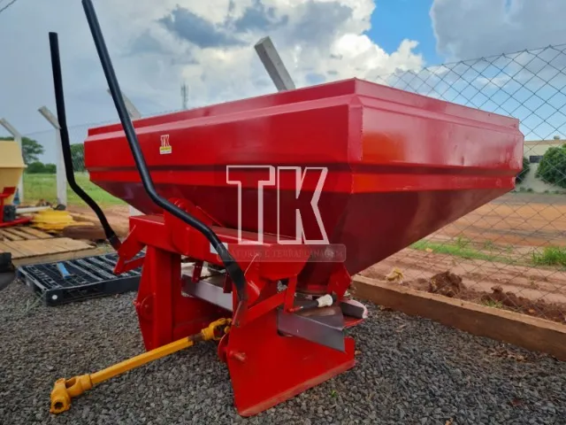 Distribuidor de calcário e adubos Jan Lancer 1300 - TK Tratores Nova Andradina - MS 
