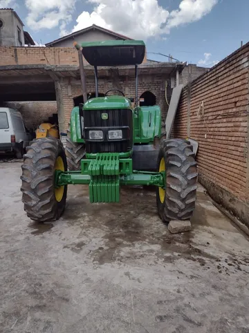 Trator John Deere - Modelo 6110E